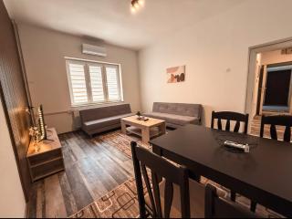 Modern City Center Apartment - Sleeps 6 - Perfect for Families & Friends - Skopje - 0