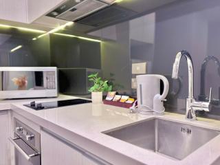 Spacious High-Floor 1BR Near Sky Tower with Pool Gym - Auckland - 2