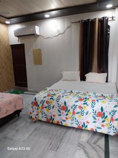 Radhika Madhav Shri Bhaktmal Kunj Guest House - 8