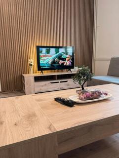 Modern City Center Apartment - Sleeps 6 - Perfect for Families & Friends - Skopje - 5