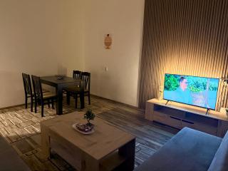 Modern City Center Apartment - Sleeps 6 - Perfect for Families & Friends - 6