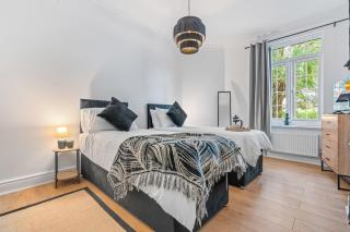 Stylish 4Bed Executive Stay WiFi and Parking - 7