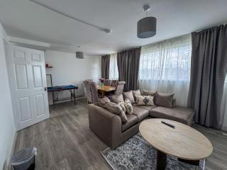 Cosy 3BR Flat With Free Parking Near Marina - 2