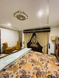 Furnished Apparment Eiffel Tower Bahria town Lahore - Dargai - 9