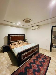 Furnished Apparment Eiffel Tower Bahria town Lahore - Dargai - 2