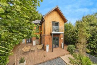 Modern Retreat in Kent Countryside - 0