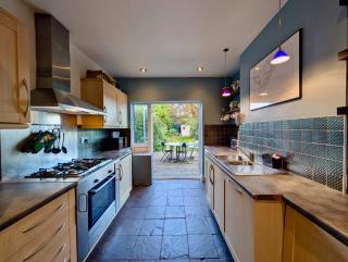 Stunning House With Free Parking and Backyard - Forest Hill - 1