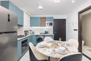 StayShort - Al Barsha Apartment Sleeps 2 with Swimming Pool - 1