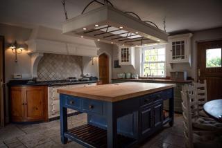 Large Country Home, Lake, Bar, Fire Hut, Sleeps 16 plus - 2