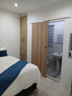 Russell's Rest Apartments - Johannesburg - 4