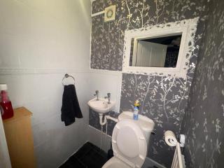 Modernised House near City Centre & Beach - Snooker Table, Fast Wifi, Parking & More! - Swansea - 2
