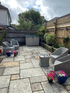 Lymington Courtyard: 4-Bed Modern Cottage Charm - 6