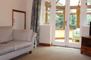 Lymington Courtyard: 4-Bed Modern Cottage Charm - 3