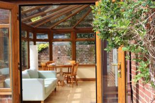 Lymington Courtyard: 4-Bed Modern Cottage Charm - 1