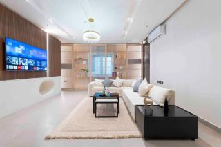Lovely Spacious 3-bedroom flat in Alwadi V - 0