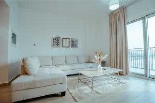 Modern 1BR with Lake View Yas Island Stay for 4 - Abu Dhabi - 1