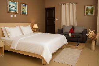 Residence La Paix Detente au bord de la piscine bar convivial pizzas artisanales et atmosphere sereine pour voyageurs en quete de repos de saveurs et de chaleur humaine a yamoussoukro - 4