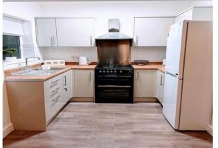 Lovely 3 Bedroom house - - 3