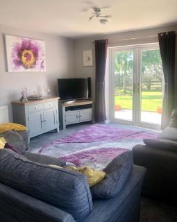 2 bedroom bungalow, 15 minutes to Alton Towers, dog friendly - Wetleyrocks - 0