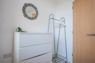 Spacious Two-Bedroom Apartment - Parking, 7 Mins from Station, Ideal for Business or leisure Stays By AV Hughes Properties - 1