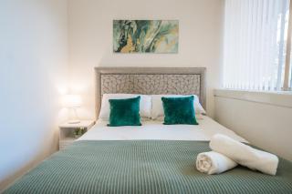 Spacious Two-Bedroom Apartment - Parking, 7 Mins from Station, Ideal for Business or leisure Stays By AV Hughes Properties - 3