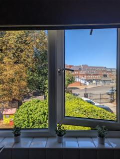 Entire 2 Bed -Sunbury on Thames - 6