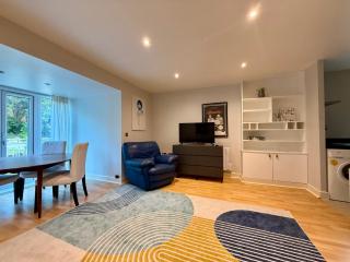 Bright & Spacious 1-Bed Apartment with Balcony & Private Parking - - 0