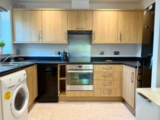 Bright & Spacious 1-Bed Apartment with Balcony & Private Parking - - 9