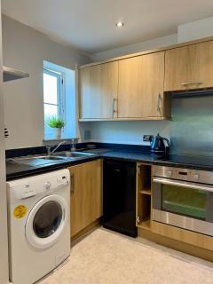 Bright & Spacious 1-Bed Apartment with Balcony & Private Parking - - 8