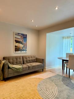 Bright & Spacious 1-Bed Apartment with Balcony & Private Parking - - 7