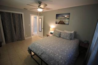 02 Rustic meets Beachy Apartment - Walk Downtown! - 4