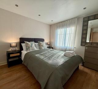 Bright & Spacious 1-Bed Apartment with Balcony & Private Parking - - 3