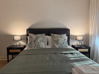 Bright & Spacious 1-Bed Apartment with Balcony & Private Parking - - 2