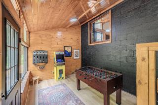 Fall Break+Family Cabin+Game Room+Fire Pit+Hot Tub - 1
