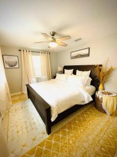 · 02 Walk to DT FTL - Serene apartment - King Bed - 5