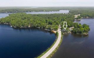 Cozy pet-friendly cabin with dock, firepit, bikes, BBQ - Newaygo - 2