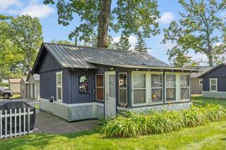 Cozy pet-friendly cabin with dock, firepit, bikes, BBQ - Newaygo - 5