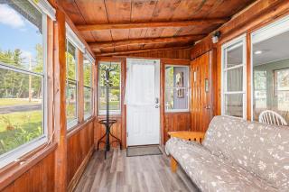 Cozy pet-friendly cabin with dock, firepit, bikes, BBQ - Newaygo - 7
