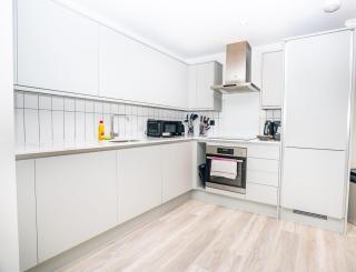 Light & Modern Central Birmingham 2 Bed Apartment - 8