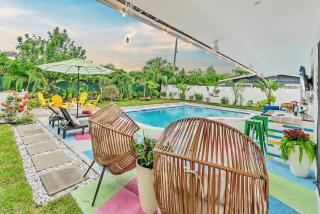 Charming Tropical Getaway with pool-3mile to Beach - 0