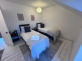 Furnished 4 BR - Fast WiFi, Kitchen -Contractors - 2