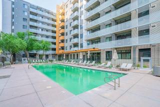 Alluring 2BD - DT - Gym, Pool, Parking - Sleeps 8 - 9
