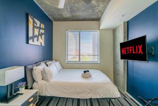 Alluring 2BD - DT - Gym, Pool, Parking - Sleeps 8 - 6