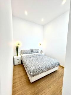 'RED' Modern 1BR Near Promenade - 6