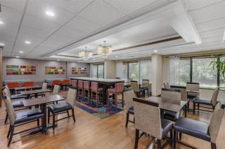 Best Western Plus Lexington Inn - 4