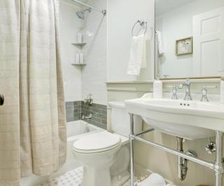 The 200 South St - Queen Rm 4 - 7