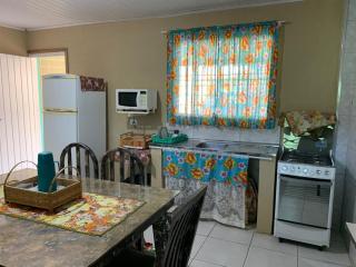 Casa aconchegante com suíte e mezanino para até 10 pessoas - Itanhaém - 3
