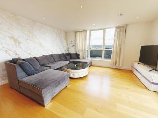 2 Bedroom Penthouse with Balcony - Slough - 6