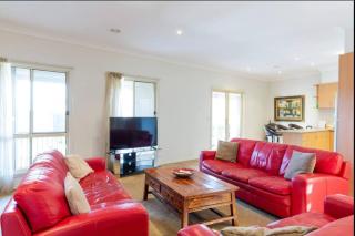 Spacious Williamstown Apartment with Free Parking - 9