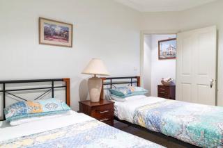 Spacious Williamstown Apartment with Free Parking - Williamstown - 1